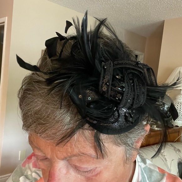 Fascinator hat with black feathers & intertwined braids of sequins. - Picture 2 of 3